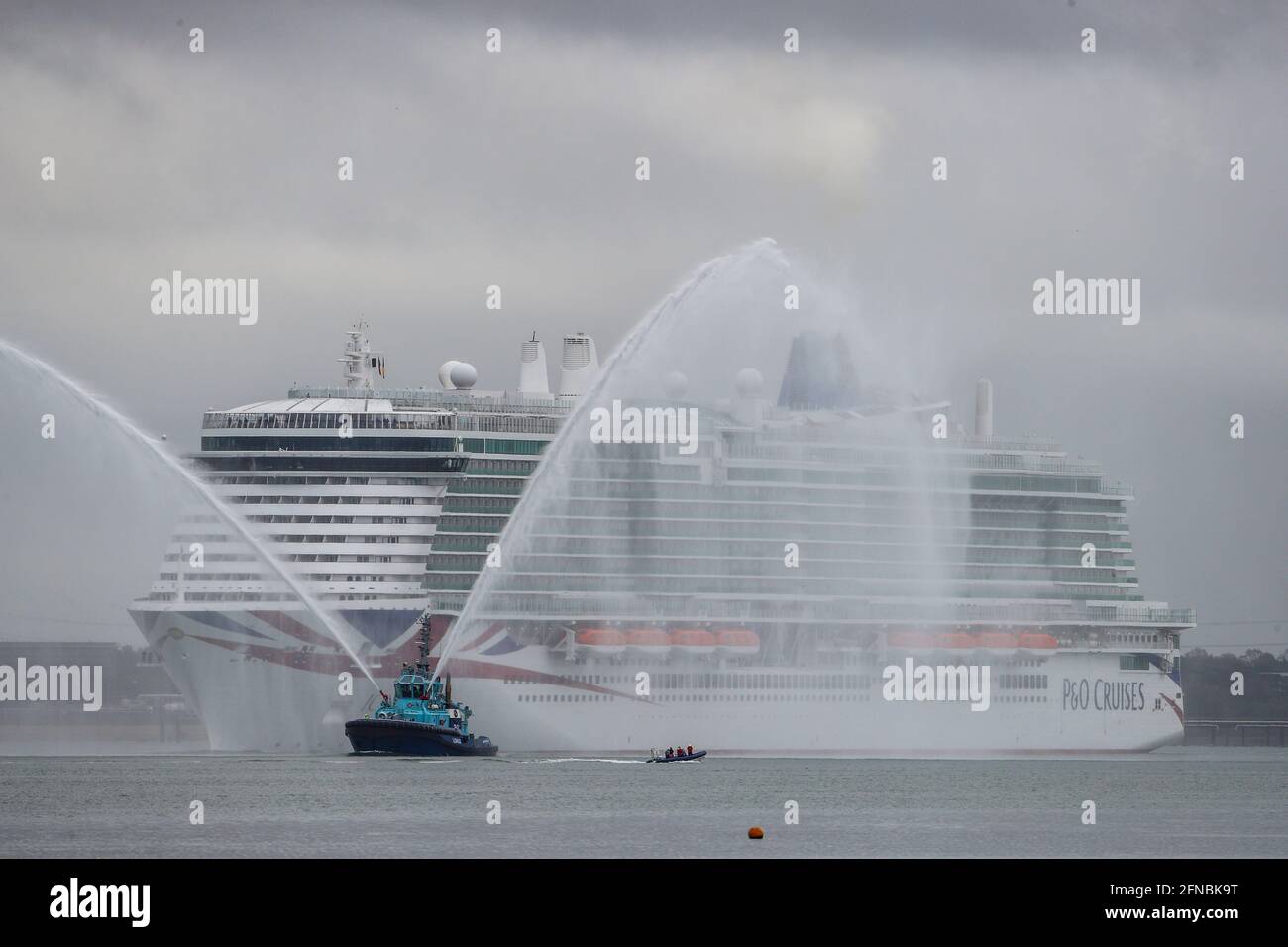 Southampton, Hampshire, Großbritannien. Mai 2021. Das neue P&O-Kreuzschiff Iona fährt nach Southampton. Mit einer Länge von 344 Metern ist Iona das größte britische Kreuzschiff und wird heute in den Southampton Docks benannt. Die Namenszeremonie, bei der der Musikstar Gary Barlow auftrat, wird als virtuelle Veranstaltung abgehalten, bei der VIP-Gäste die Zeremonie aus der Ferne beobachten können. Credit Stuart Martin/Alamy Live News Stockfoto