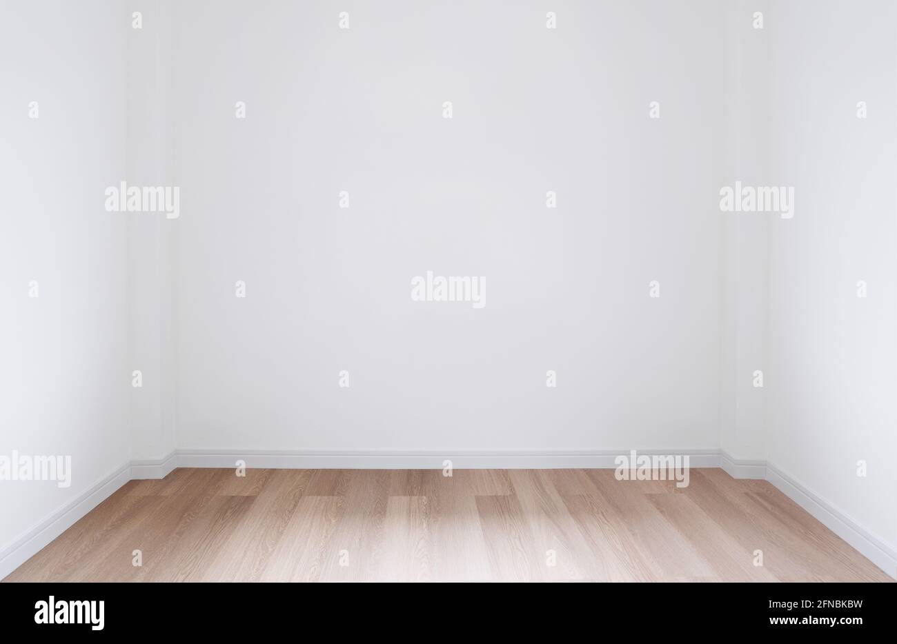 Häusliche Innenausstattung, leeres Zimmer. Weiße Wand und Decke mit Holzfußboden Stockfoto