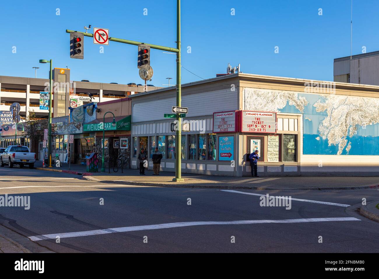 Anchorage, Alaska, USA - 30. September 2020: Gebäude entlang der Main 4th Avenue, Anchorage Downtown. Stockfoto
