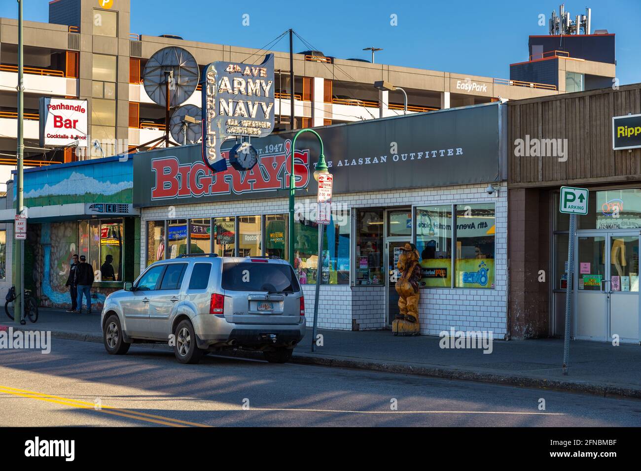 Anchorage, Alaska, USA - 30. September 2020: Gebäude entlang der Main 4th Avenue, Anchorage Downtown. Stockfoto