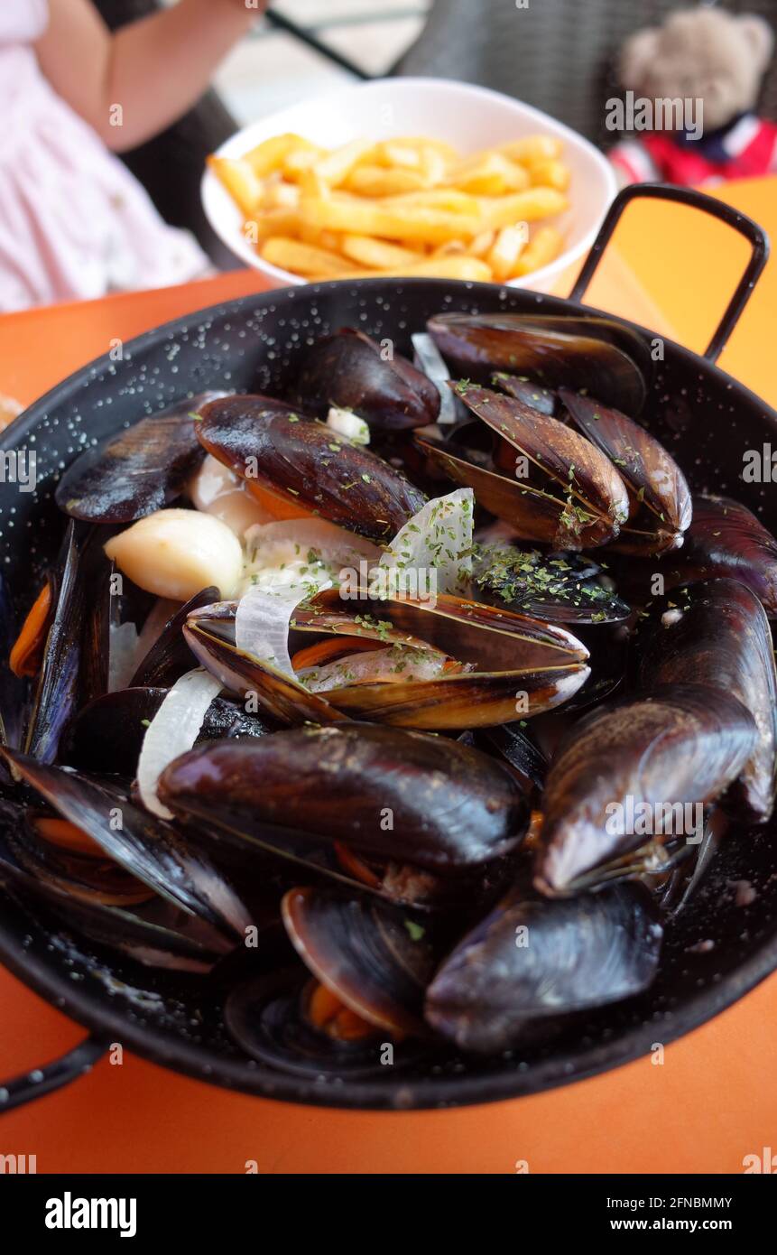 Miesmuscheln und Pommes in einem Restaurant in Palavas les Flots, in der Nähe von Carnon Plage und Montpellier, in der Region von okzitanien, Südfrankreich Stockfoto