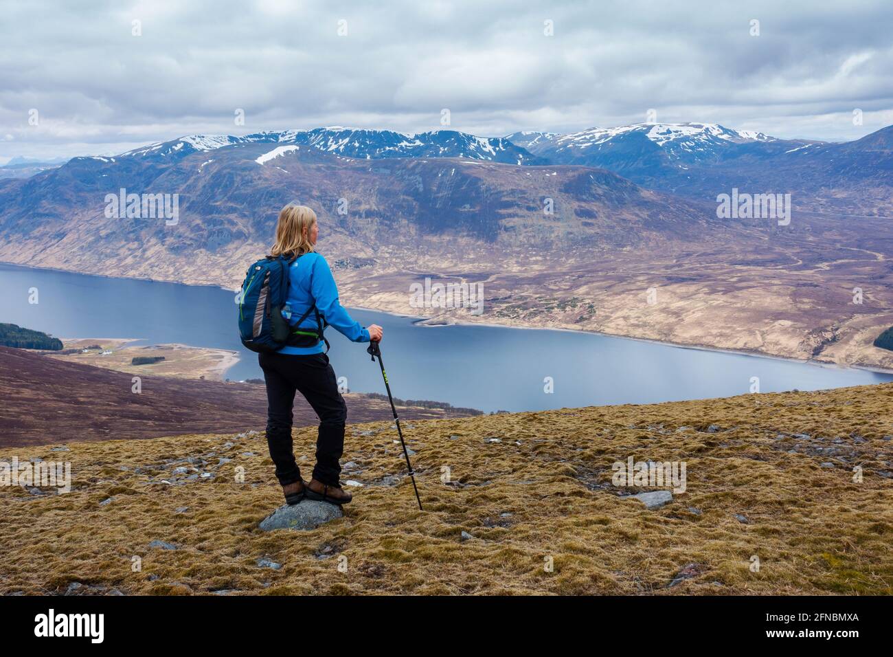 Ein Spaziergänger überblickt Loch Ericht, mit Ben Alder im Hintergrund, Schottland Stockfoto