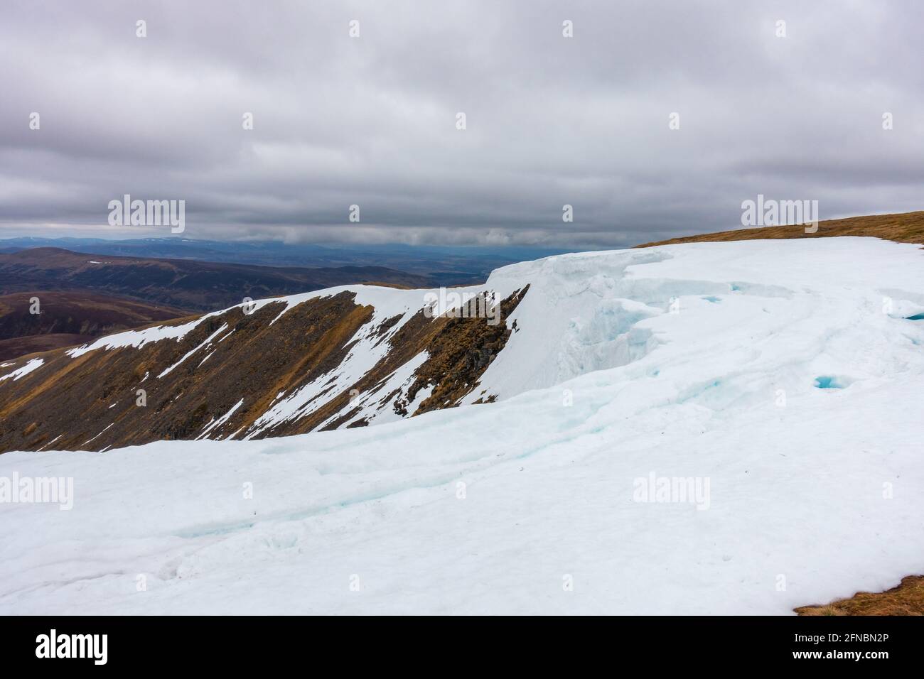 Schneedecke auf einem Berg in Schottland im Frühling Stockfoto