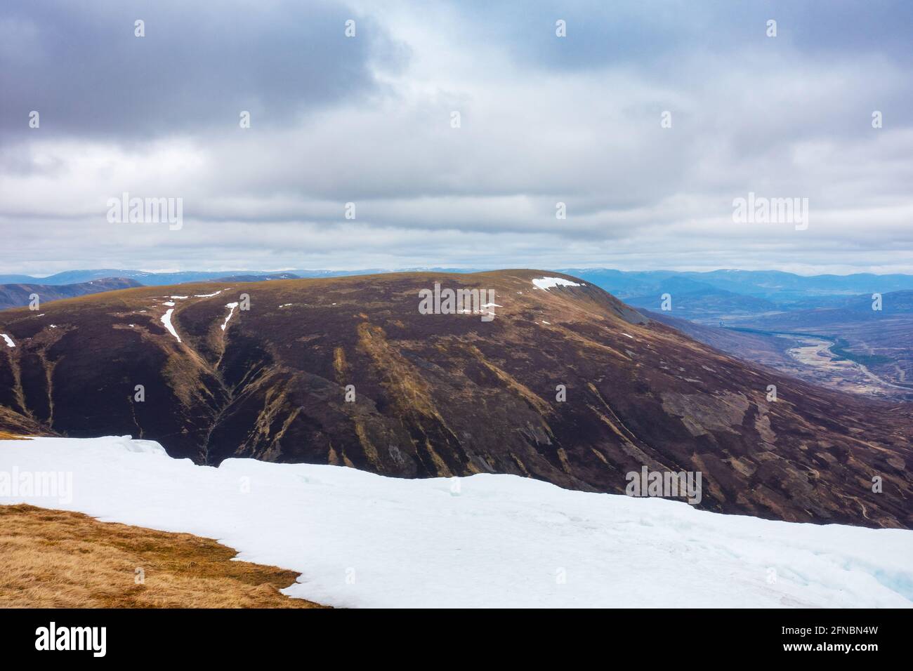 Der Munro Berg von Beinn Udlamain auf der Westseite des Drumochter Passes, Schottland, von Sgairneach Mhor aus gesehen Stockfoto