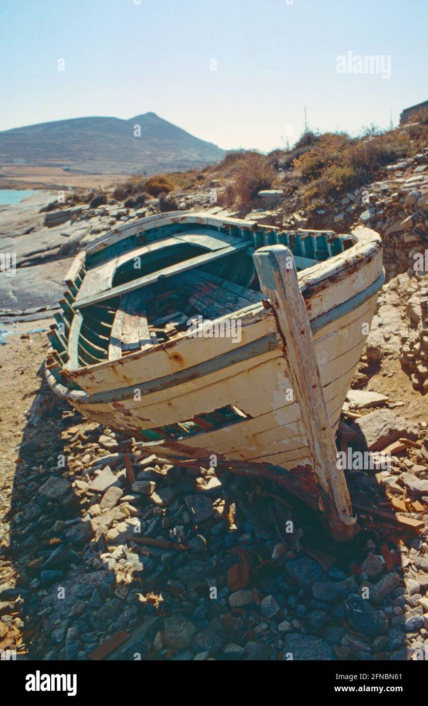 Gescanntes Bild eines beschädigten, traurigen Bootes am Monastery Beach im Paros Park, in der Nähe von Naoussa, Paros, Griechenland Stockfoto