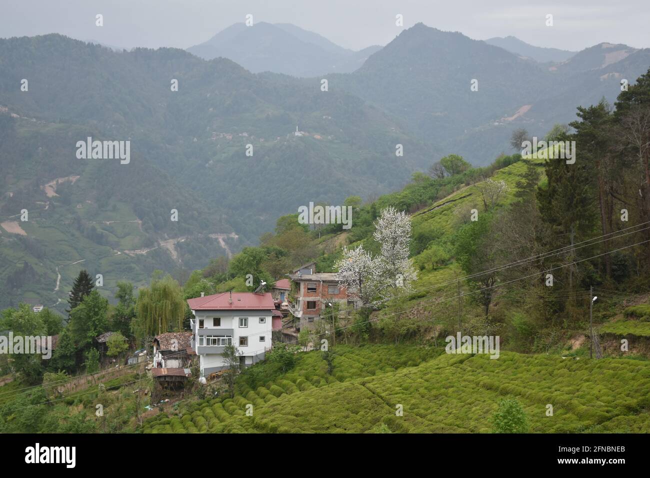 Ein natürlicher Blick auf die Häuser auf dem schlampigen Hügel mit Eine bergige Landschaft Hintergrund Stockfoto