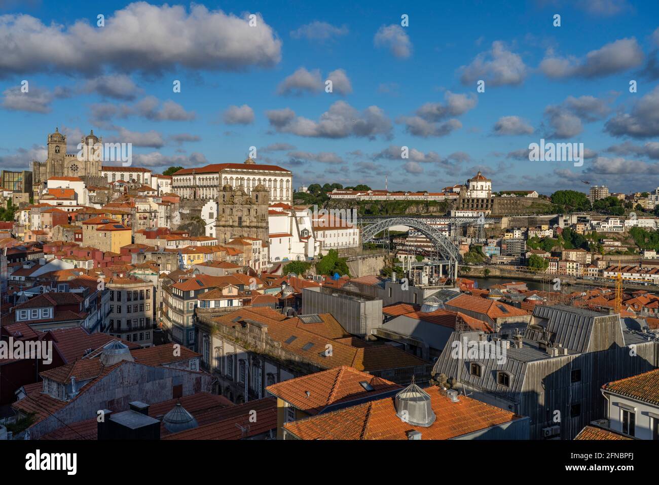 Blick vom Miradouro da Vitória auf die Altstadt mit der Kathedrale Sé, dem Bischofspalast Paço Episcopal und der Kirche Igreja Sao Lourenco - Convento Stockfoto