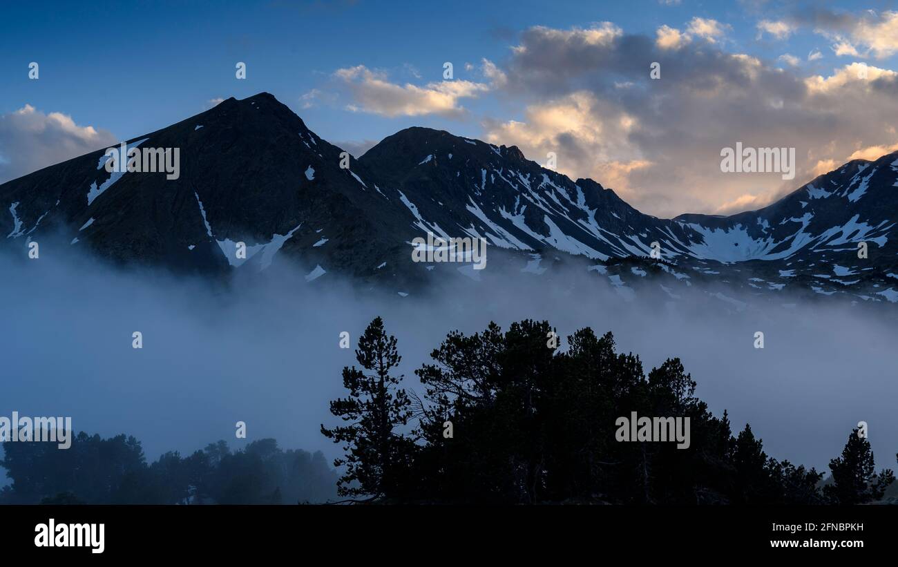 Camporrells Hütte und Seen in der Dämmerung, mit Nebel vor dem Pic Peric (Pyrenees Orientales, Frankreich) ESP: Estanys de Camporells al crepúsculo Stockfoto