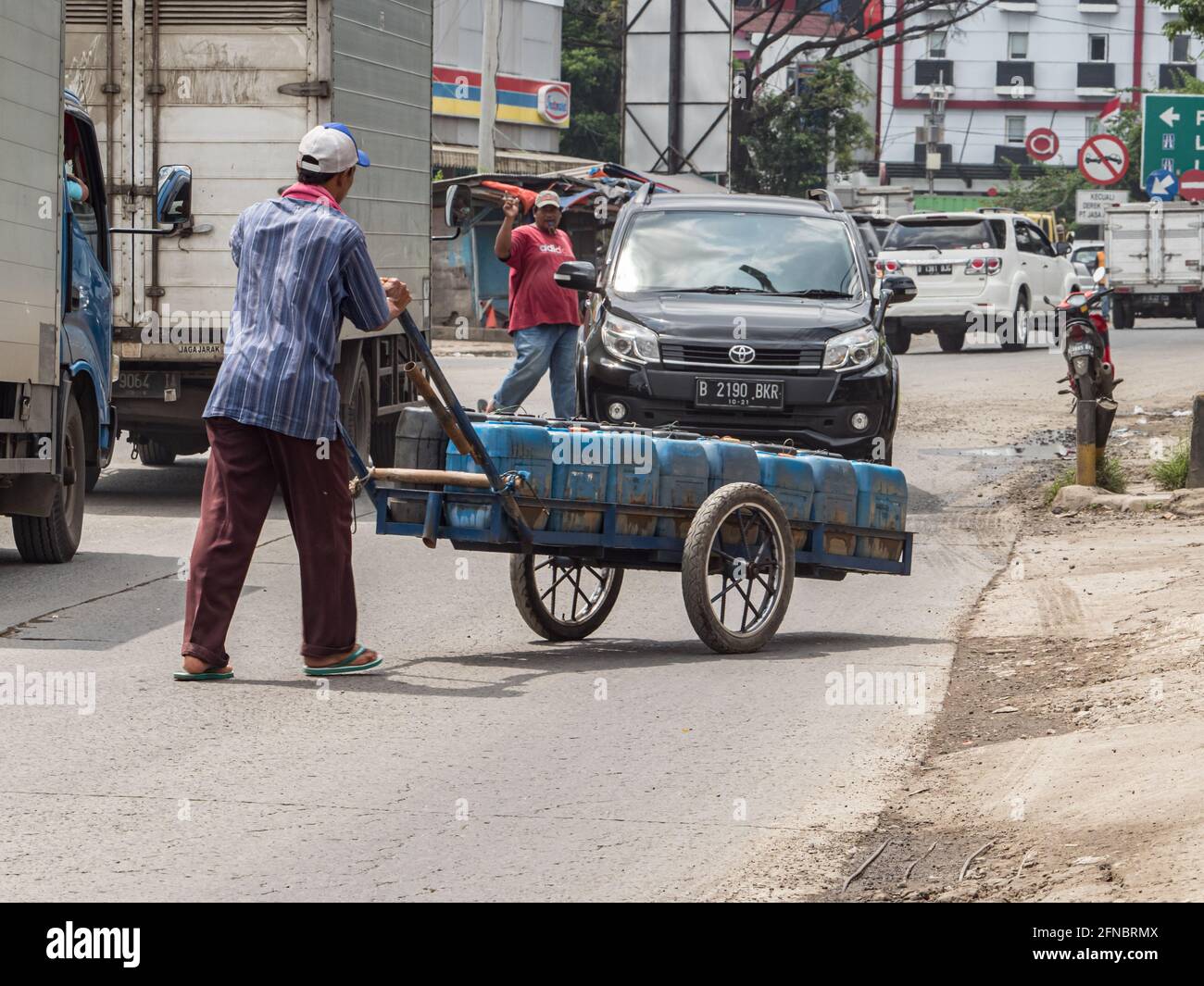 Jakarta, Indonesien - 20. Februar 2018: Menschen vor Ort auf der Straße von Jakarta. Asien. Stockfoto