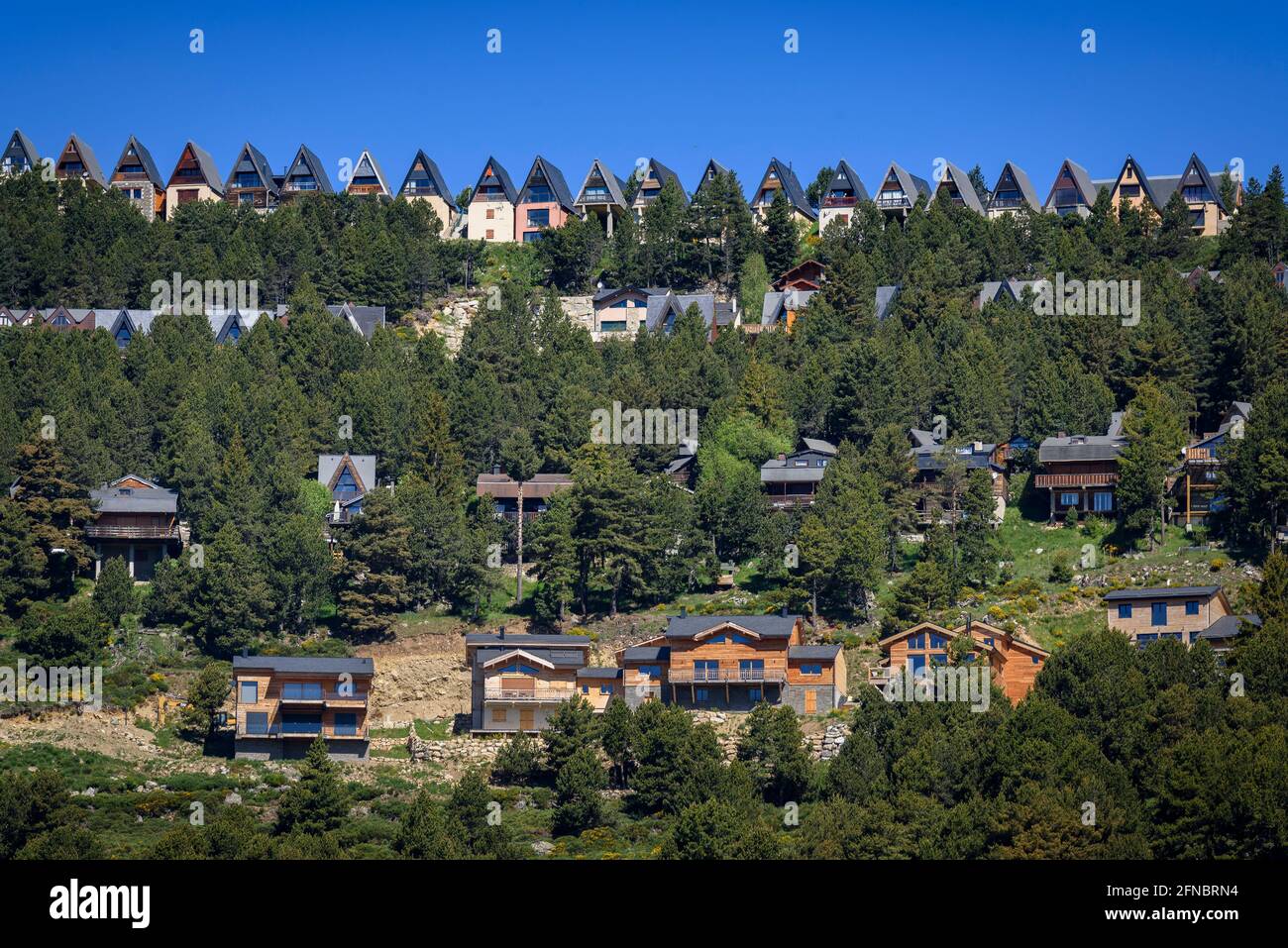 Les Angles Dorf im Frühling (Pyrénées Orientales, Ockitanie, Frankreich) ESP: Pueblo de Les Angles en primavera (Pyrénées Orientales, Ockitania Francia) Stockfoto