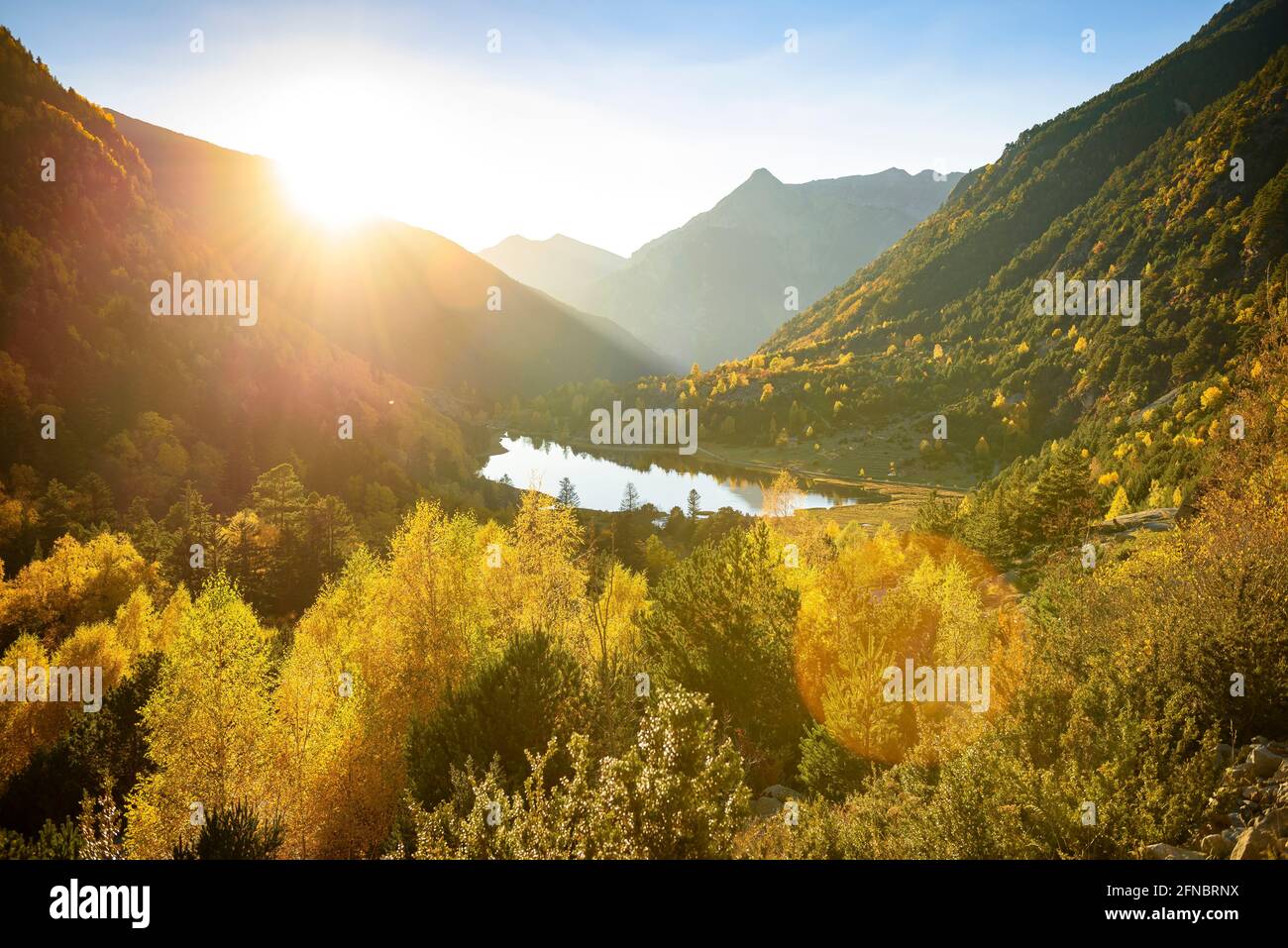 Llebreta-See bei Sonnenuntergang im Herbst (Boí-Tal, Nationalpark Aigüestortes Sant Maurici, Katalonien, Spanien, Pyrenäen) Stockfoto