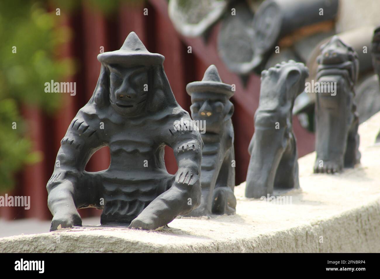 Dekorative Figuren auf dem Dach eines Gebäudes in Changdeokgung in Seoul, Südkorea Stockfoto