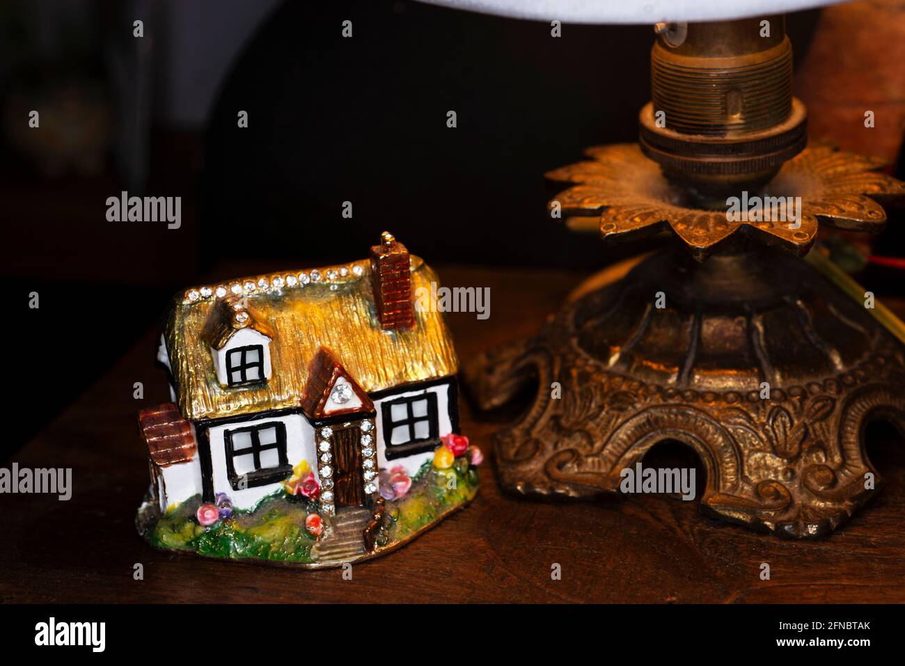 Keramik Reetgedeckten Hütte Ornament Stockfoto
