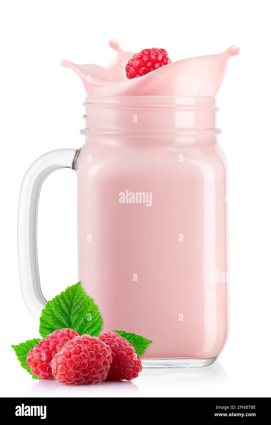 himbeere fällt in Einmachglas Joghurt mit Spritzer Stockfoto