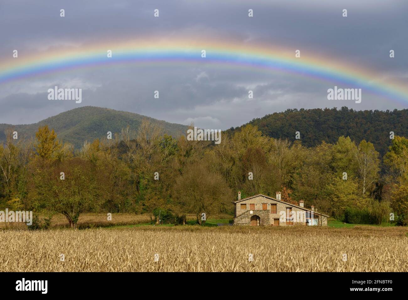 Regenbogen in Sant Privat d'en Bas, im Herbst (La Garrotxa, Katalonien, Spanien, Pyrenäen) ESP: Arco Iris en Sant Privat d'en Bas, en otoño (Cataluña) Stockfoto