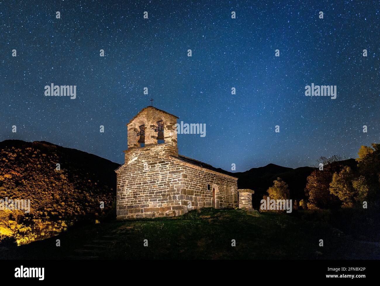 Sant Quirc de Durro Hermitage in einer Herbstnacht (Boí-Tal, Katalonien, Spanien, Pyrenäen) ESP: Ermita de Sant Quirc de Durro una noche de otoño Stockfoto