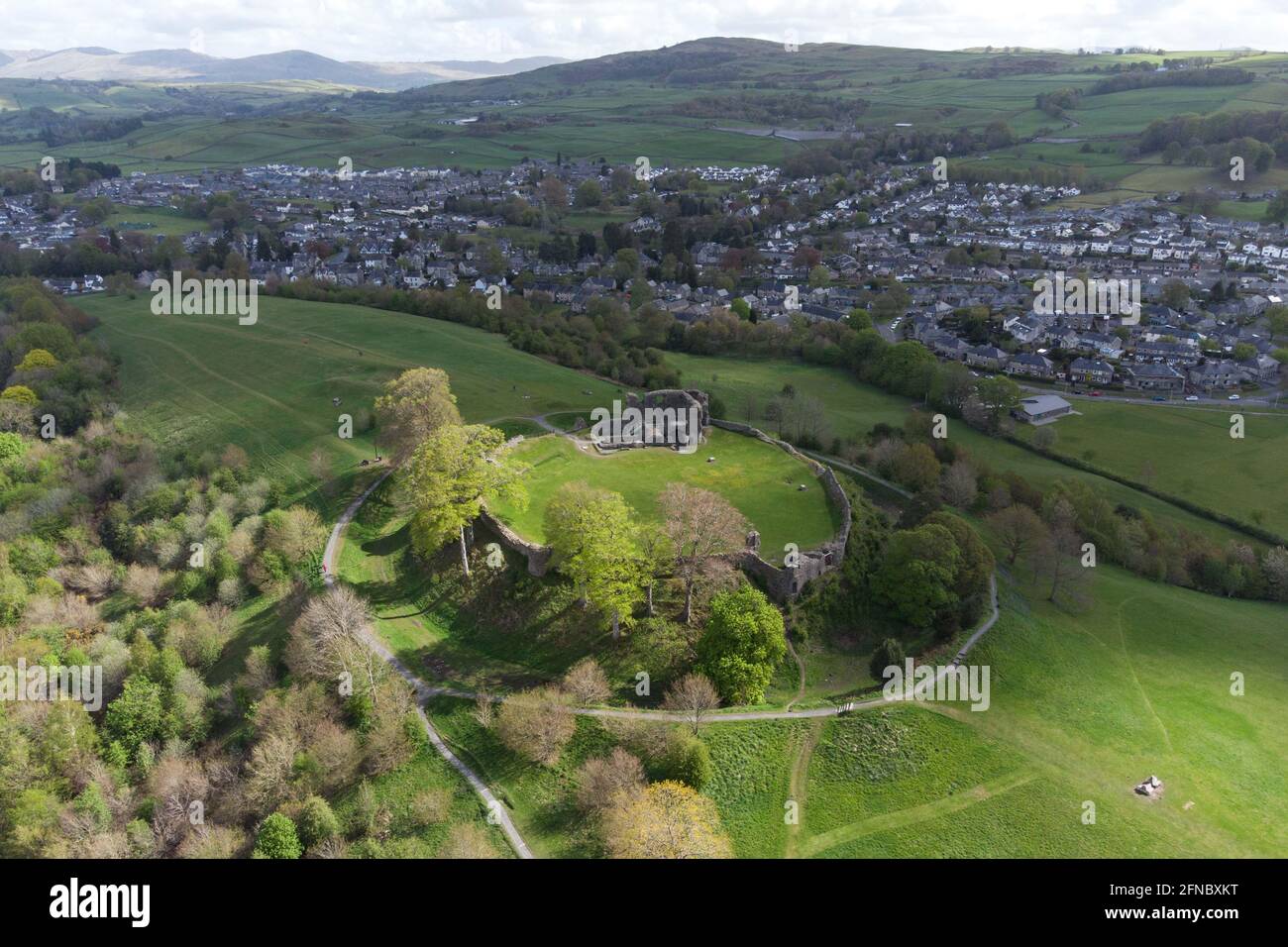 Kendal Castle, Kendal Cumbria, England. Mai 2021. Blick aus der Vogelperspektive auf das Schloss Kendal. Die Burg wurde Anfang der 1200er Jahre erbaut Stockfoto