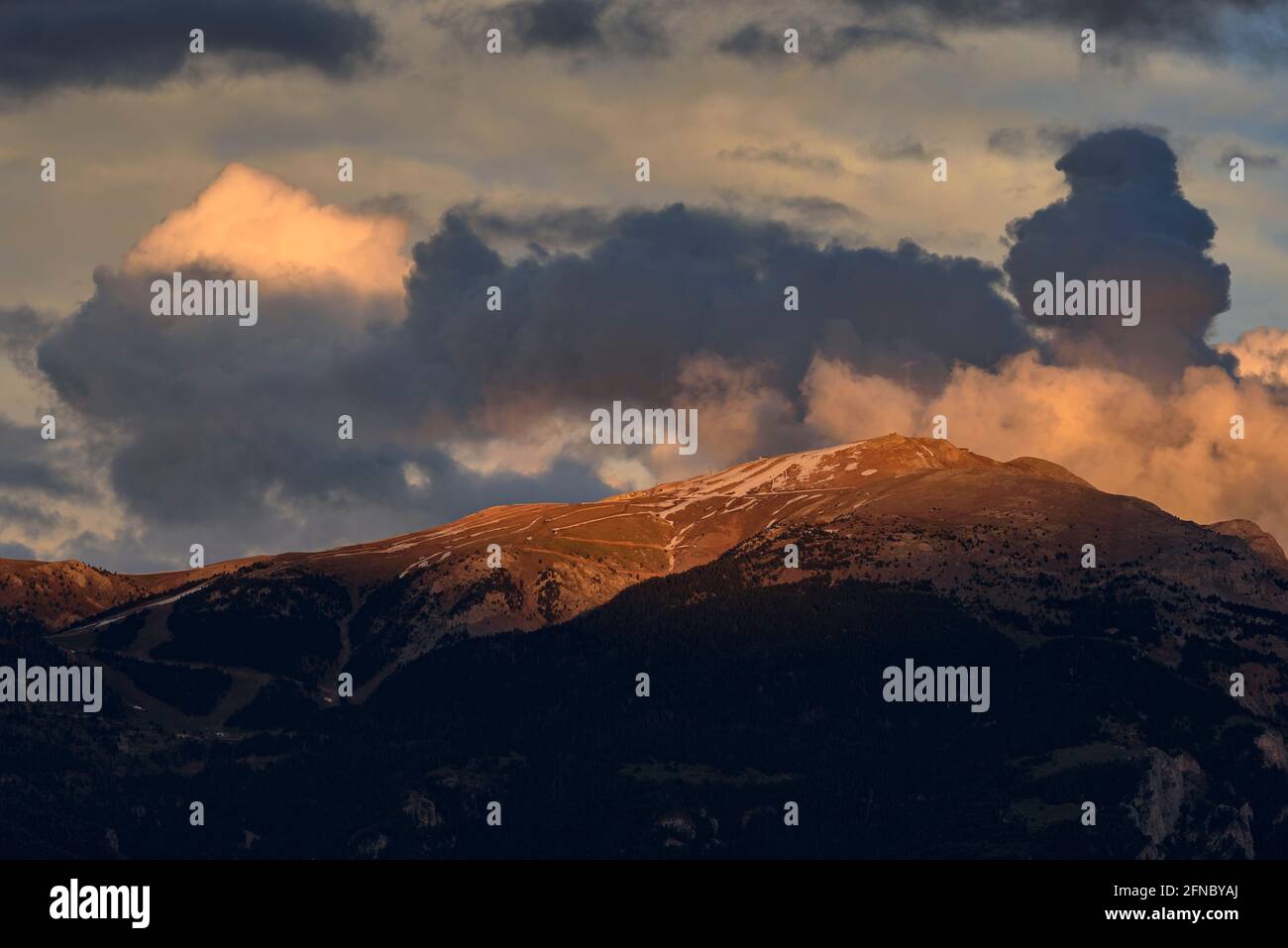 Frühlingsuntergang in La Cerdanya, von der Nähe von Ordèn aus gesehen, mit dem Gipfel der Tosa d'Alp im Hintergrund (Lleida, Katalonien, Spanien, Pyrenäen) Stockfoto