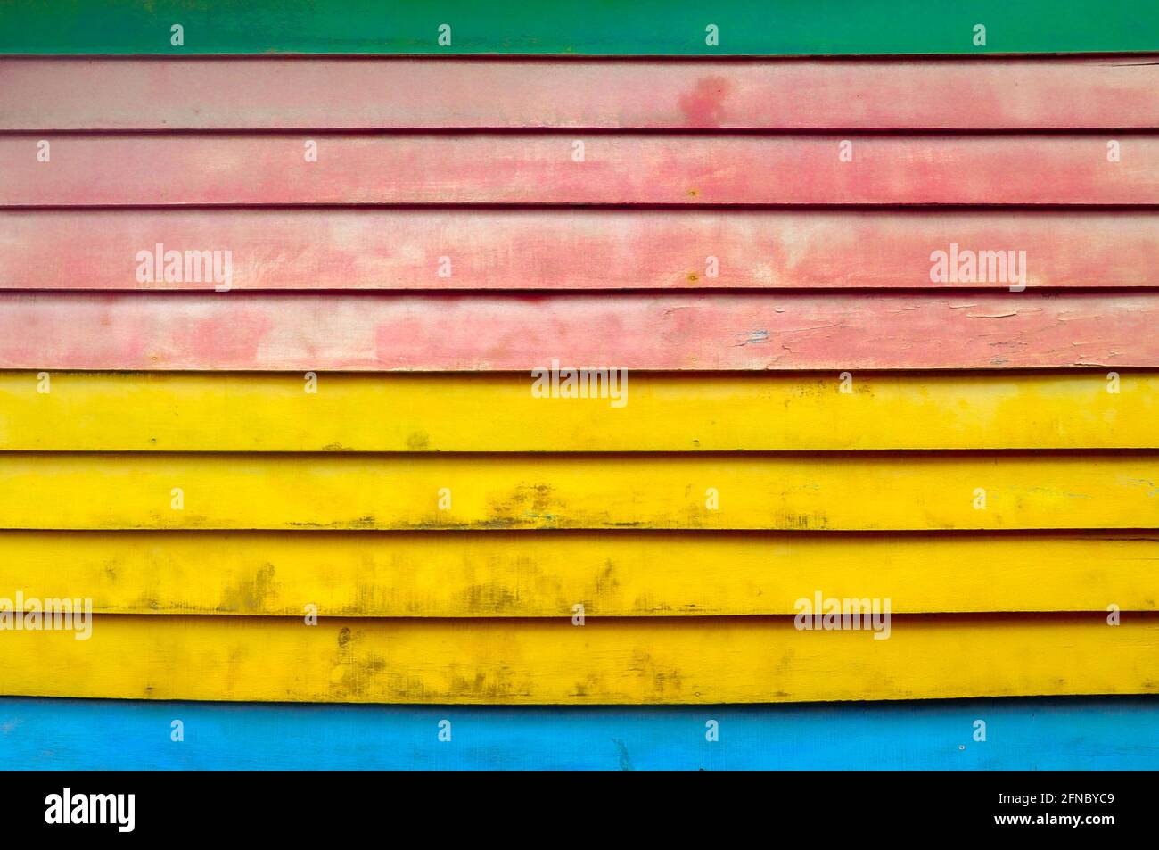 Bunte strukturierte Hintergrund von bunten, verzweifelten horizontalen Holzlatten. Stockfoto