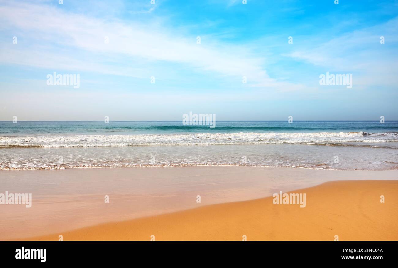 Makelloser Sandstrand an einem schönen sonnigen Tag. Stockfoto