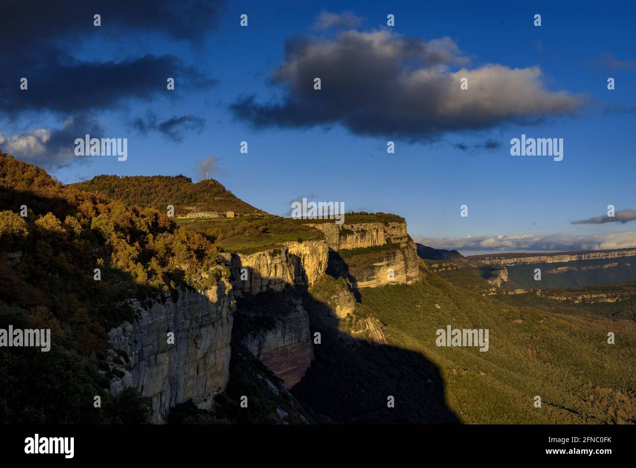 Sonnenuntergang in den Klippen von Aventic de Tavertet(Collsacabra, Katalonien, Spanien) ESP: Atardecer en los acantilados del Aventic de Tavertet (Cataluña, España) Stockfoto