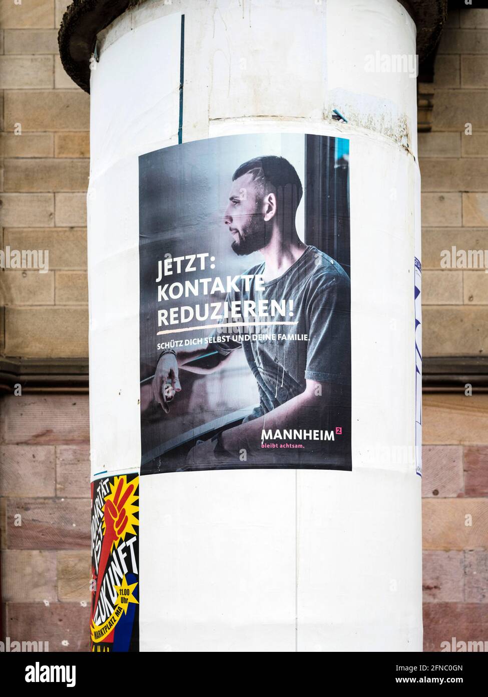 Ein Plakat der Stadt Mannheim, das den Einwohnern aufzeigt, ihre täglichen Kontakte während der Covid-19-Pandemie zu reduzieren. 15 Mai 2021 Stockfoto