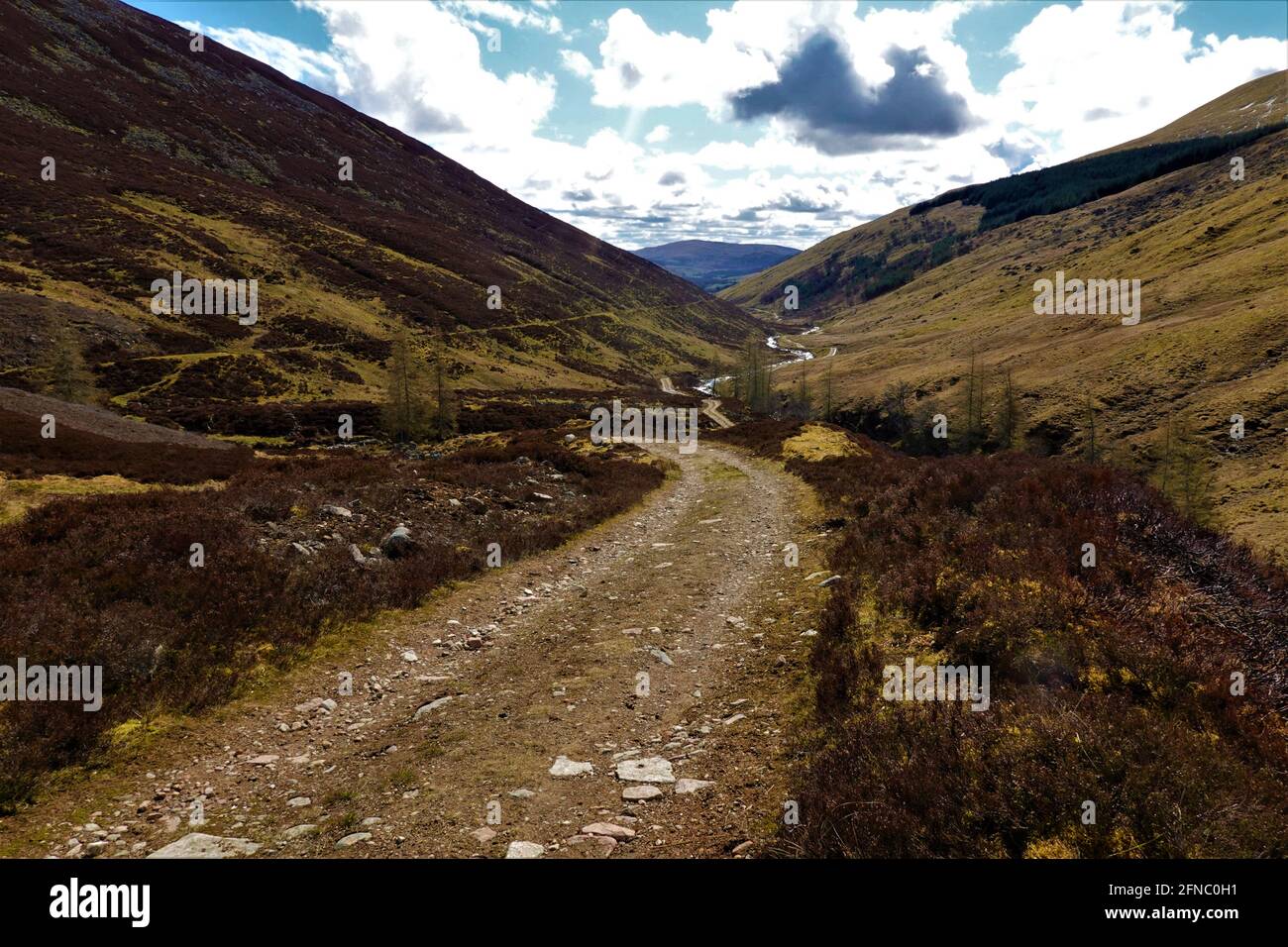 Strecke in der Nähe der Ruine der Glenlochsie Lodge in Richtung Dalmunzie Castle, Spittal of Glen Shee, Schottische Highlands, alte Eisenbahnlinie am fernen Hang Stockfoto