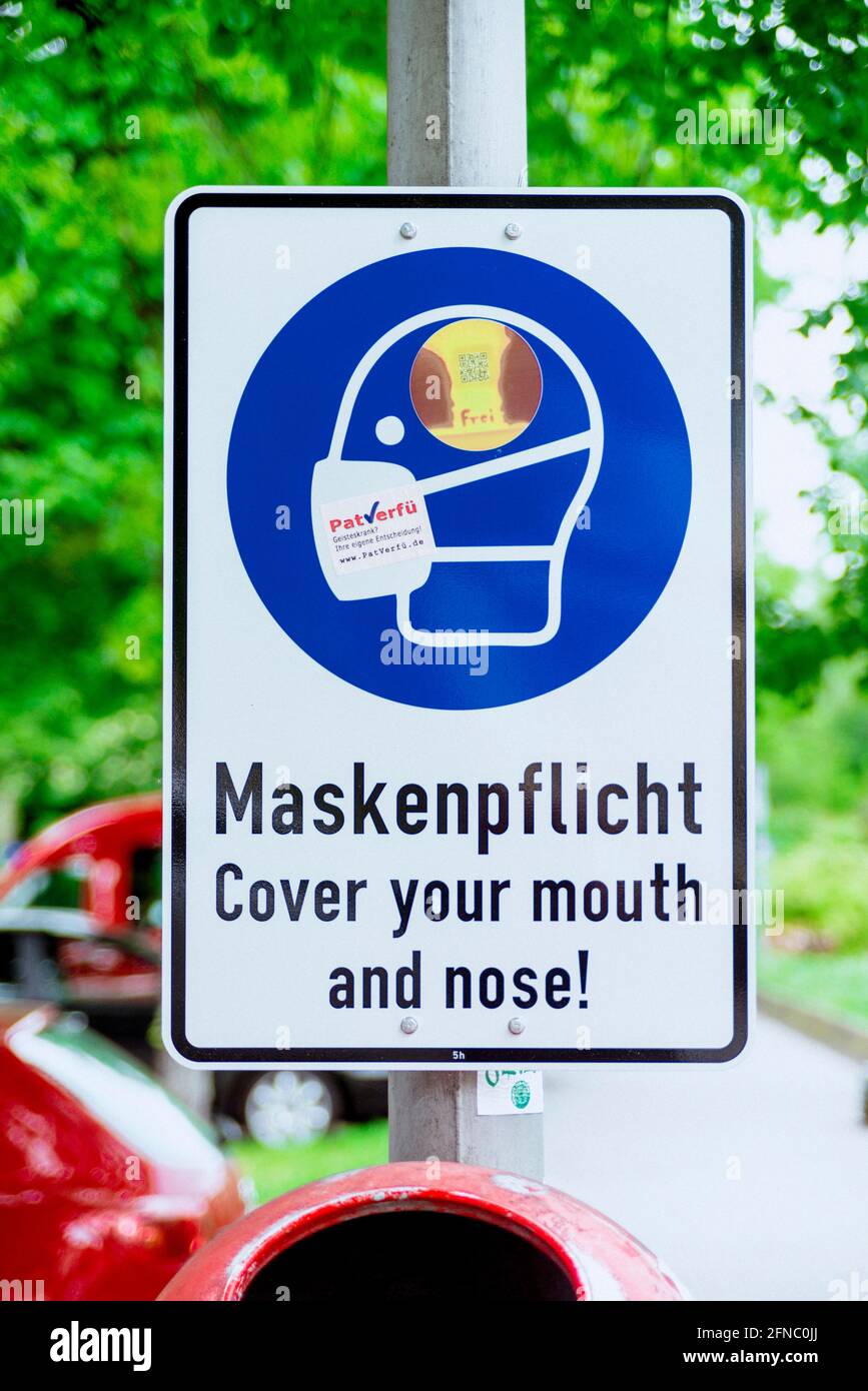 Auf dem Neumarkt in Mannheim/Deutschland weist ein Schild Fußgänger an, während der Covid-19-Pandemie Mund und Nase zu bedecken. 15 Mai 2021 Stockfoto