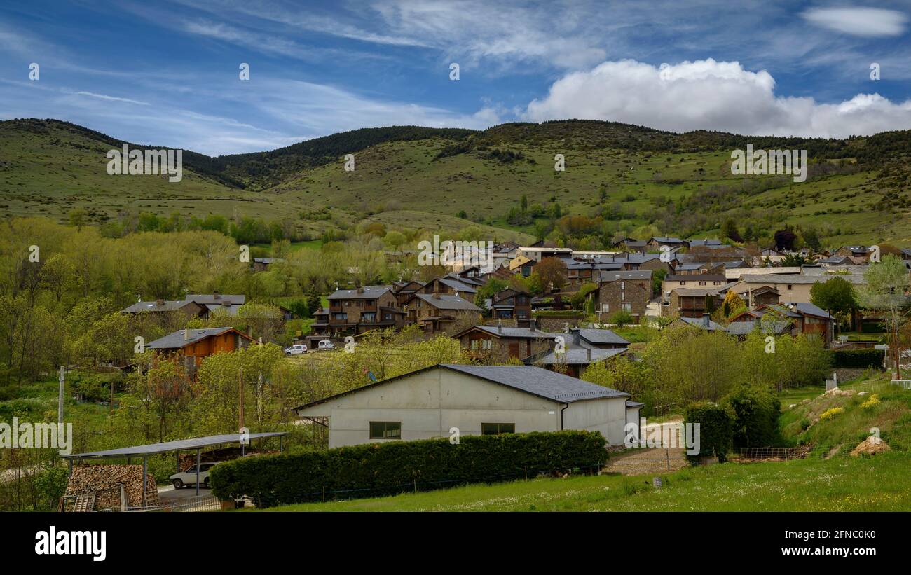 Umgebung des Dorfes Guils de Cerdanya, im Frühjahr (Katalonien, Spanien, Pyrenäen) ESP: Alrededores del Pueblo de Guils de Cerdanya, España Stockfoto
