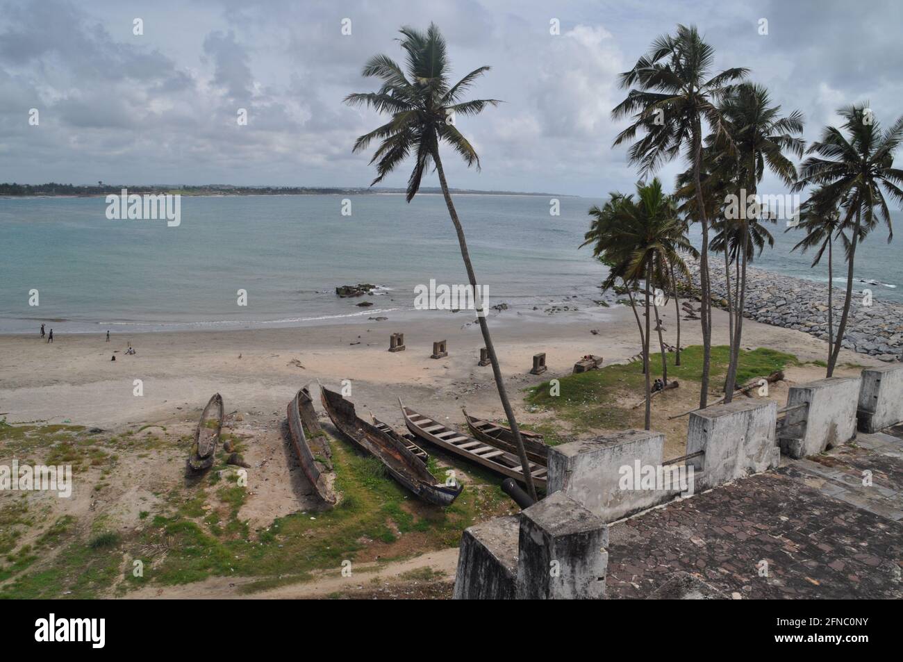 Verlassene Fischerboote an einem Strand in Afrika. Stockfoto