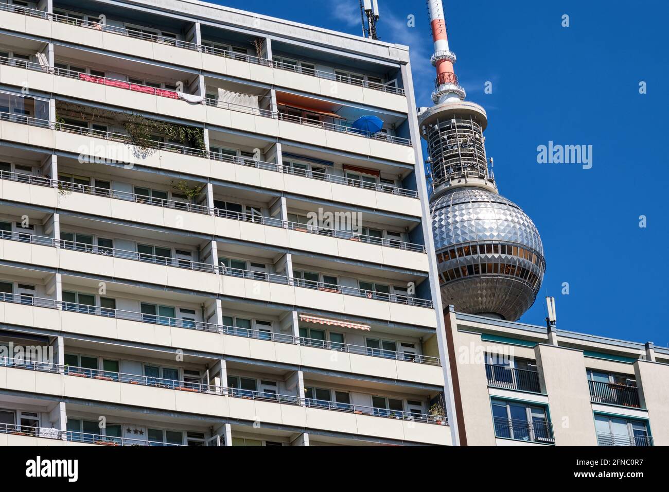 Gefördertes Wohngebäude mit dem Fernsehturm von Berlin im Hintergrund Stockfoto