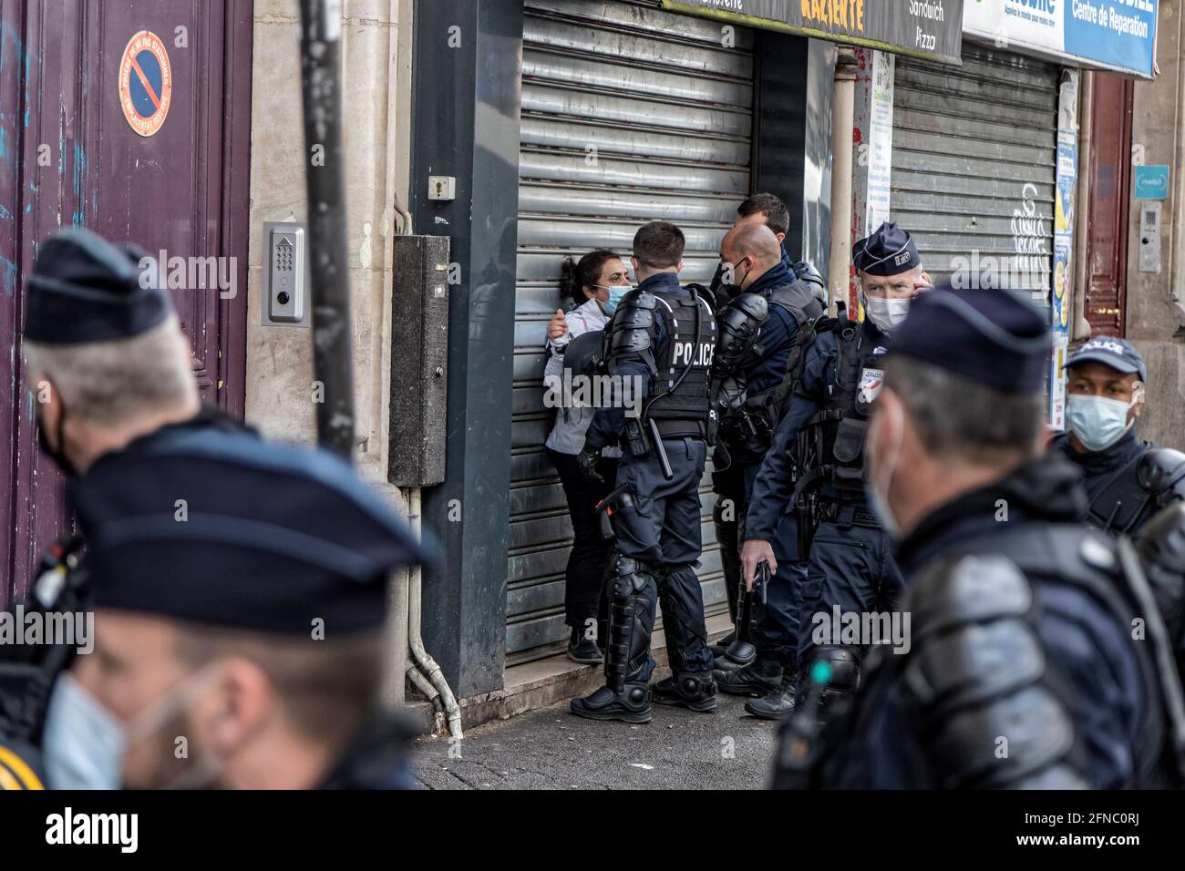 Paris, Frankreich. Mai 2021. Eine Protesterin lässt ihre palästinensische Flagge von der Bereitschaftspolizei beschlagnahmt und wird verhaftet. Stockfoto