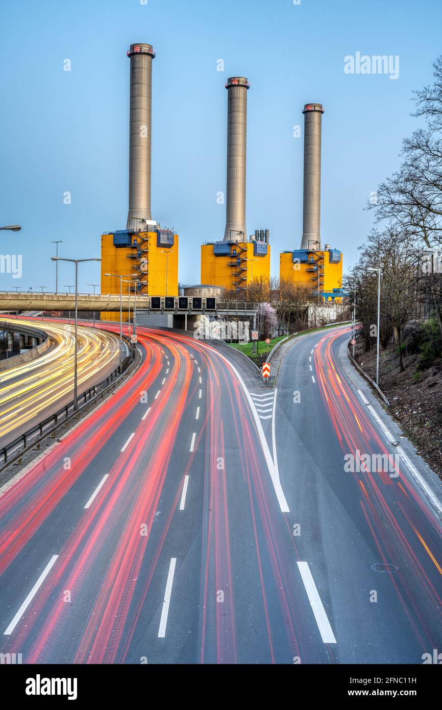 Autobahn und Kraftwerk in der Dämmerung gesehen in Berlin, Deutschland Stockfoto