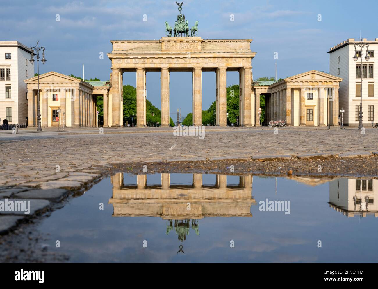 Das berühmte Brandenburger Tor in Berlin spiegelte sich in einer Pfütze wider Stockfoto