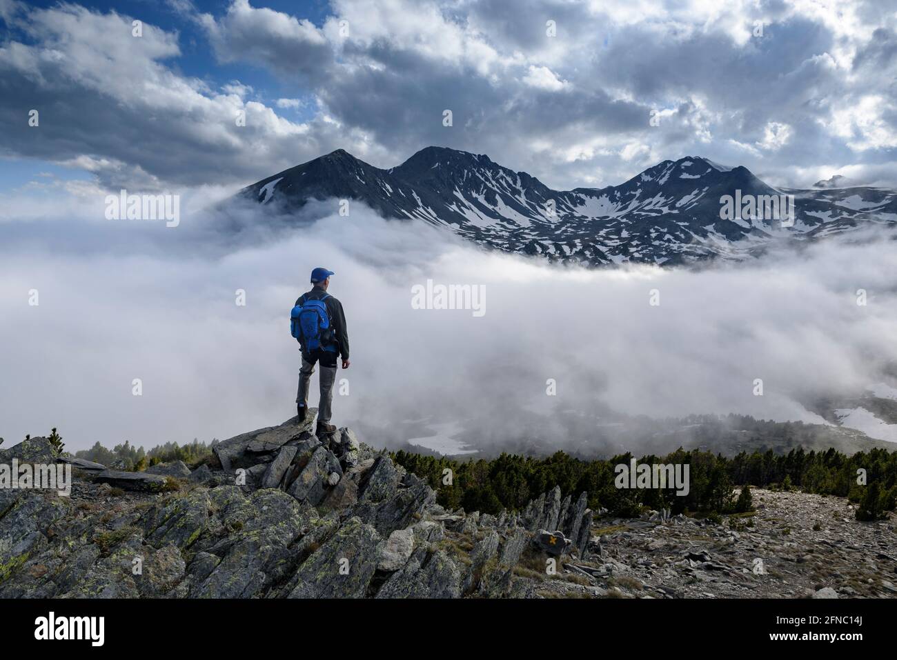 Blick auf Pic Peric über ein Wolkenmeer. Camporells Seen hinter dem Nebel. Pyrénées Orientales, Frankreich ESP: Vistas de los picos Perics sobre la niebla Stockfoto