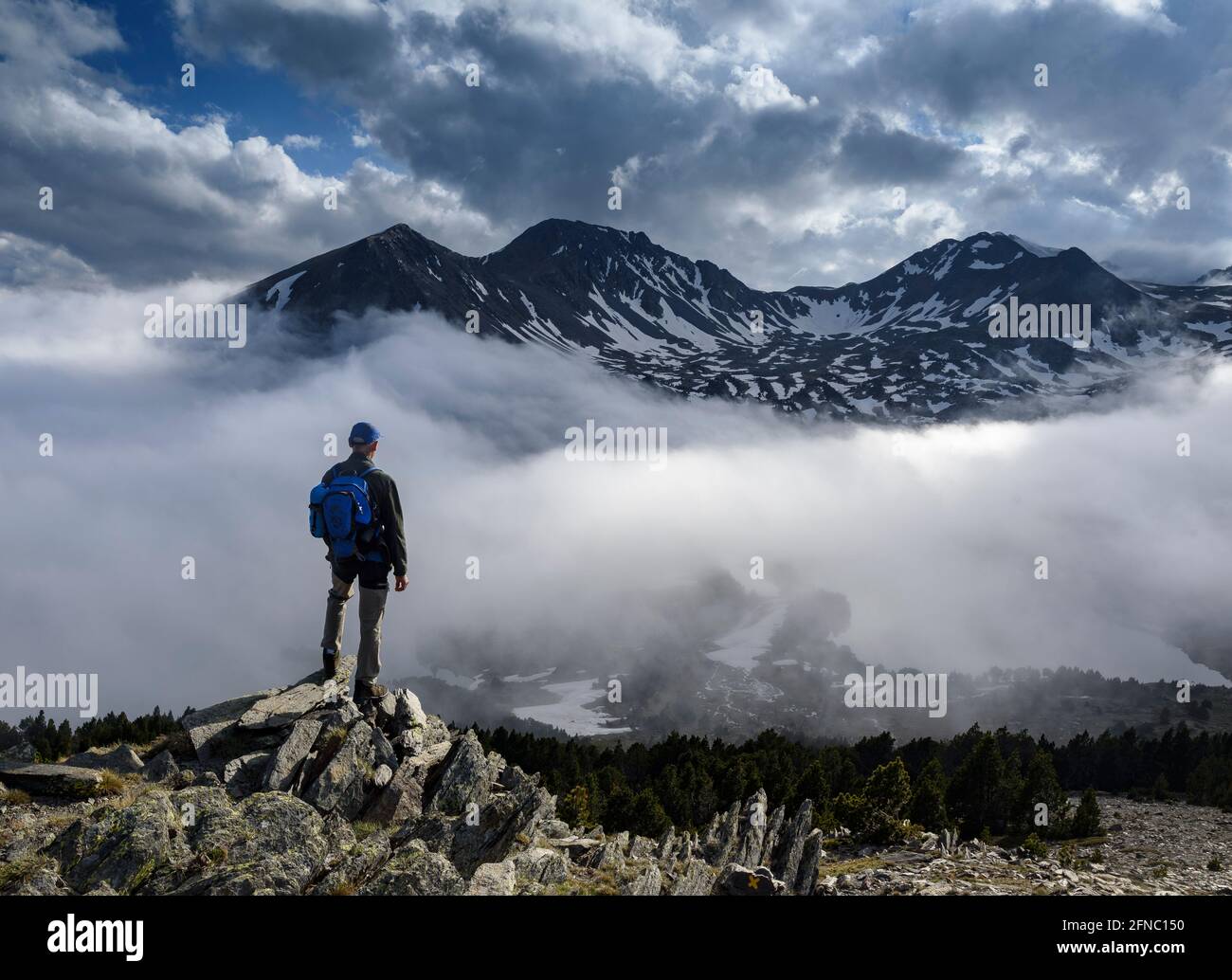 Blick auf Pic Peric über ein Wolkenmeer. Camporells Seen hinter dem Nebel. Pyrénées Orientales, Frankreich ESP: Vistas de los picos Perics sobre la niebla Stockfoto