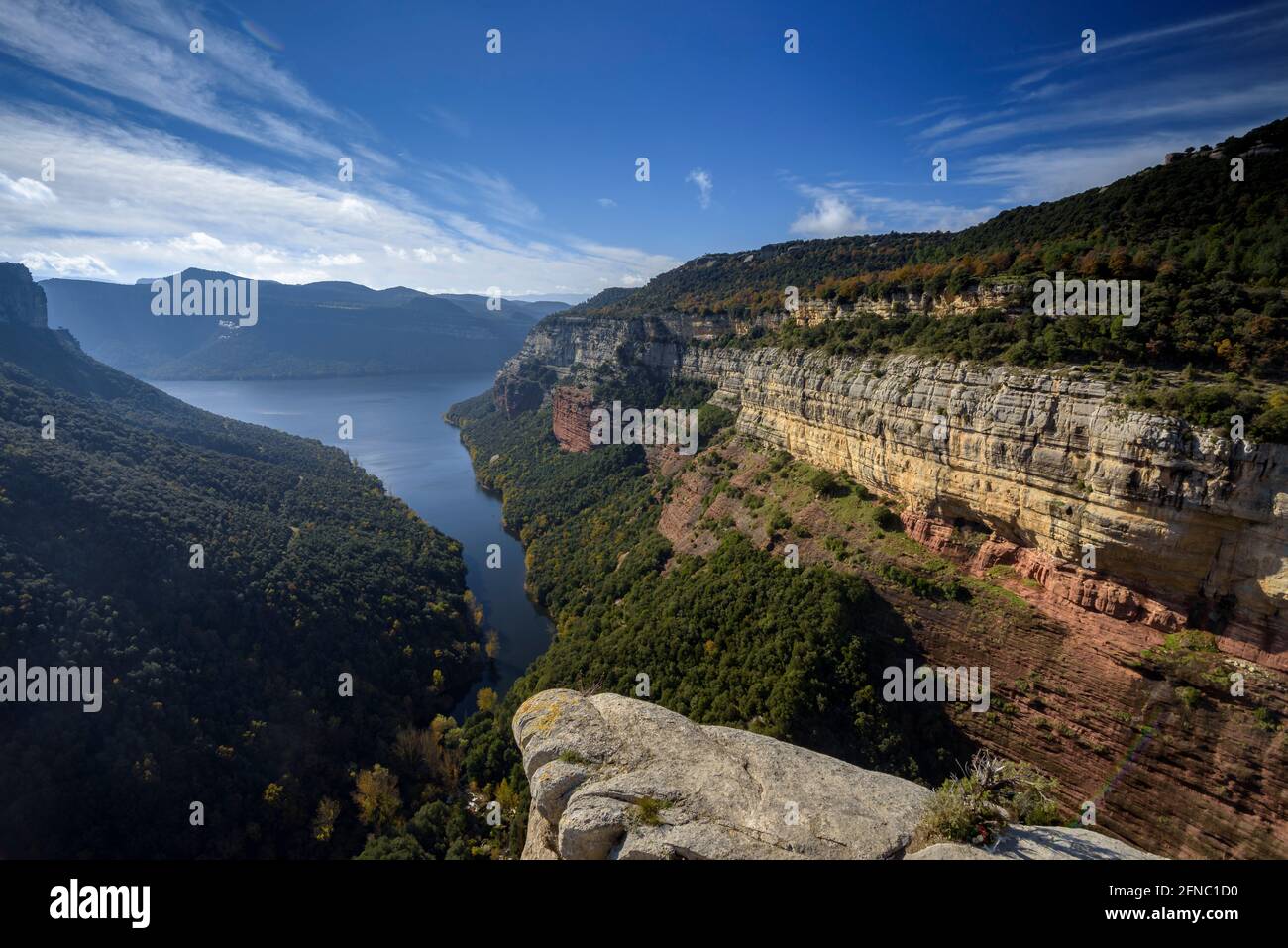 Blick auf den Stausee Sau von der Morro de l'Abella Klippe, in Tavertet (Collsacabra, Katalonien, Spanien) ESP: Vistas del embalse de Sau en Tavertet Stockfoto