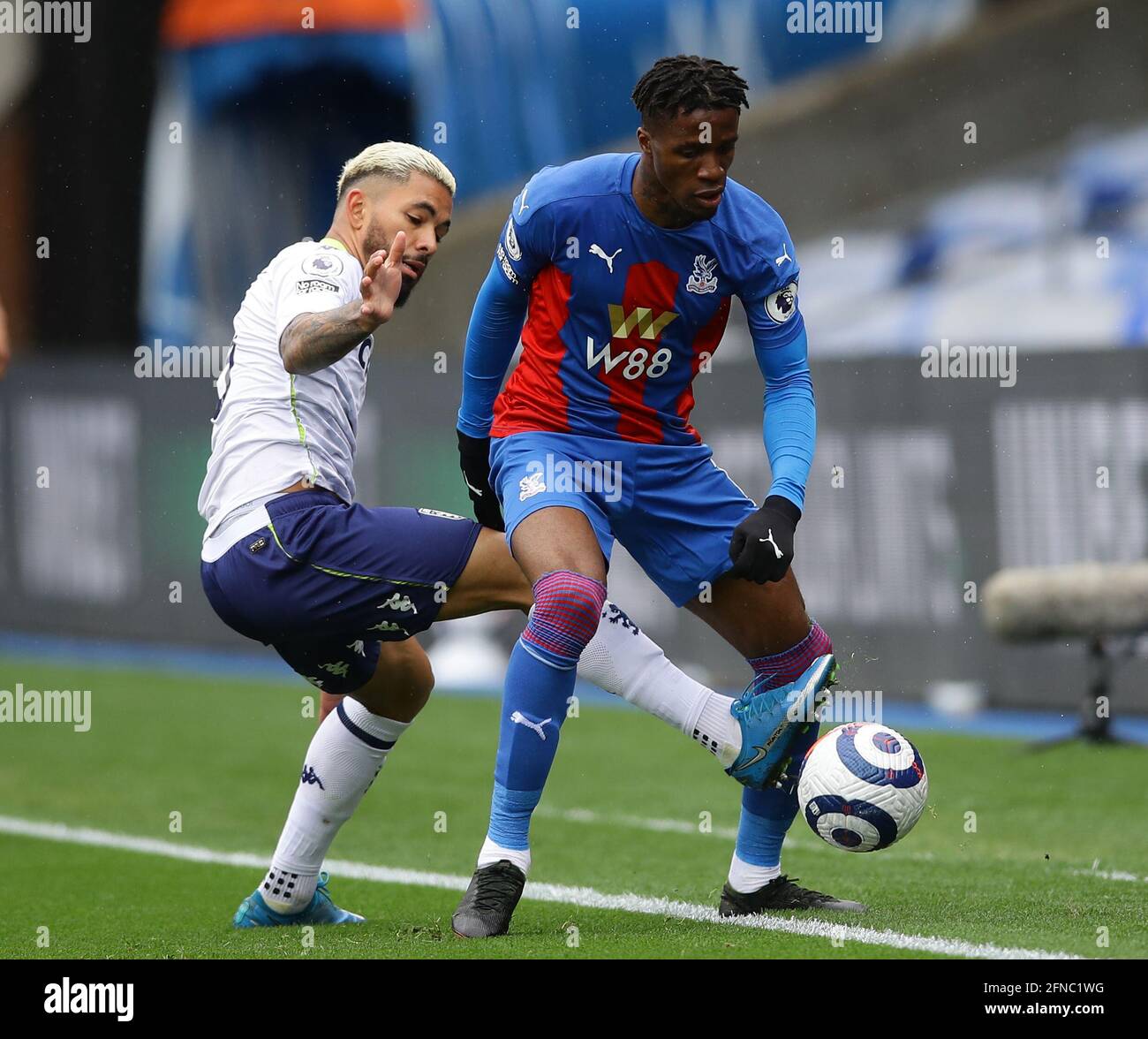 London, Großbritannien. Mai 2021. Douglas Luiz von Aston Villa stellt sich während des Premier League-Spiels im Selhurst Park, London, gegen Wilfried Zaha von Crystal Palace ein. Bildnachweis sollte lauten: David Klein/Sportimage Kredit: Sportimage/Alamy Live News Stockfoto