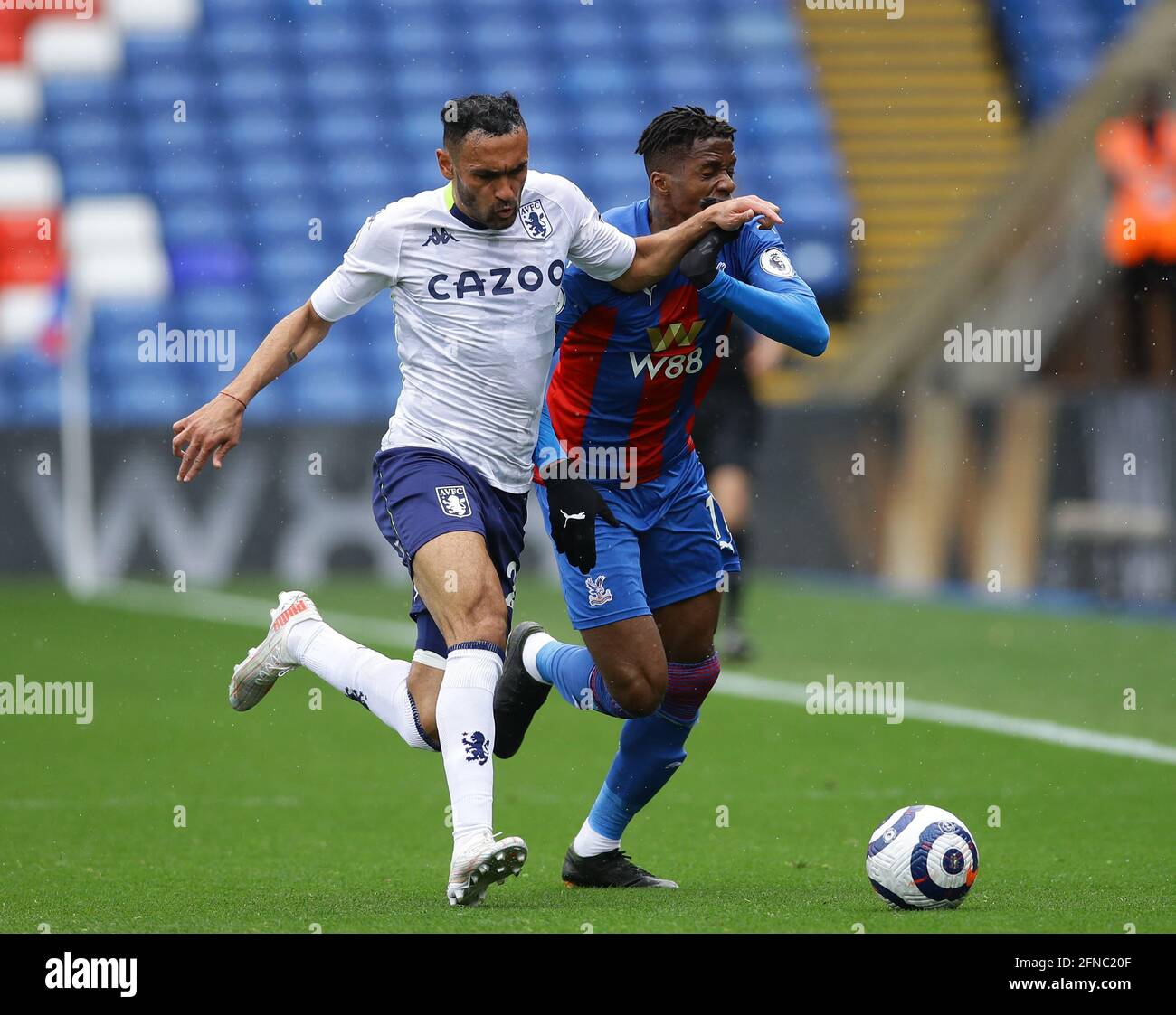 London, Großbritannien. Mai 2021. Wilfried Zaha von Crystal Palace zerstochen mit Anwar El Ghazi von Aston Villa während des Premier League-Spiels im Selhurst Park, London. Bildnachweis sollte lauten: David Klein/Sportimage Kredit: Sportimage/Alamy Live News Stockfoto