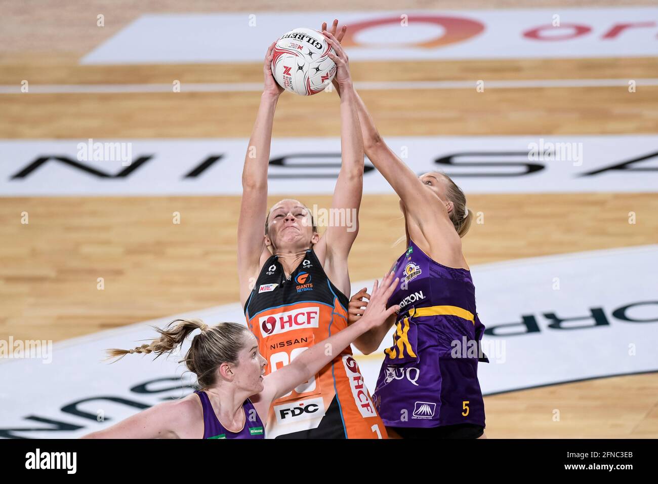 New South Wales, Australien. 16. Mai 2021; Ken Rosewall Arena, Sydney, New South Wales, Australien; Australian Suncorp Super Netball, Giants Netball gegen Queensland Firebirds; Jo Harten von den Giants Netball fängt den Ball unter dem Druck von Rudi Ellis von Queensland Firebirds Credit: Action Plus Sports Images/Alamy Live News Stockfoto