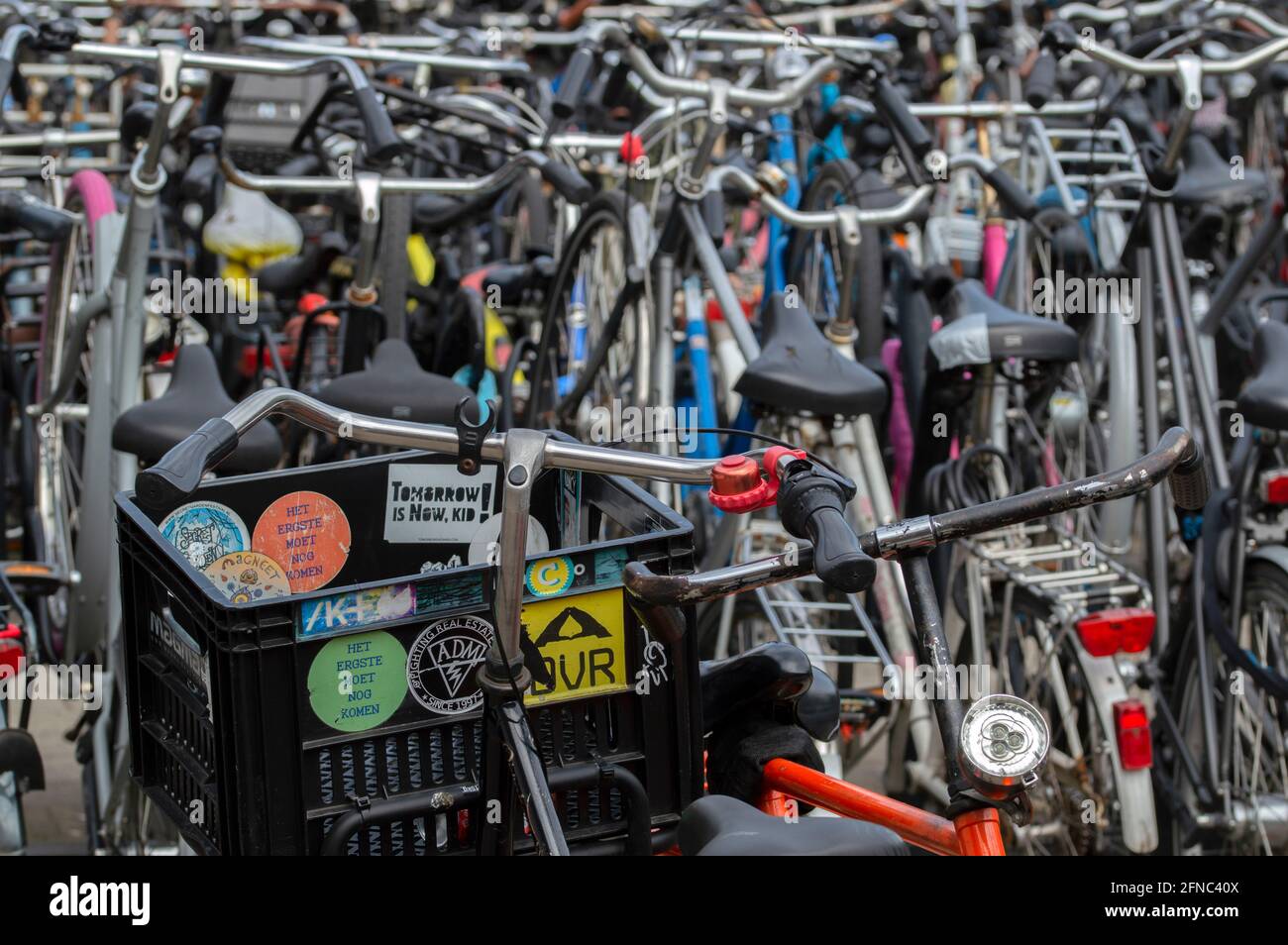 Nahaufnahme Fahrräder In Amsterdam Niederlande 15-4-2021 Stockfoto