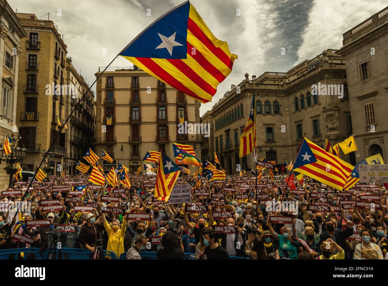 Barcelona, Spanien. Mai 2021. Unabhängigkeitsbefürworter winken „estelada“-Flaggen, während sie an einer vom ANC organisierten Veranstaltung teilnehmen, um drei Monate lang gegen eine separatistische Regierung zu protestieren, nachdem 52 % der Stimmen für Unabhängigkeitsparteien bei den regionalen parlamentswahlen abgegeben wurden. Dieses parlament wird automatisch aufgelöst, wenn bis zum 26. Mai keine Regierung gebildet wird, die zu Neuwahlen führt. Quelle: Matthias Oesterle/Alamy Live News Stockfoto