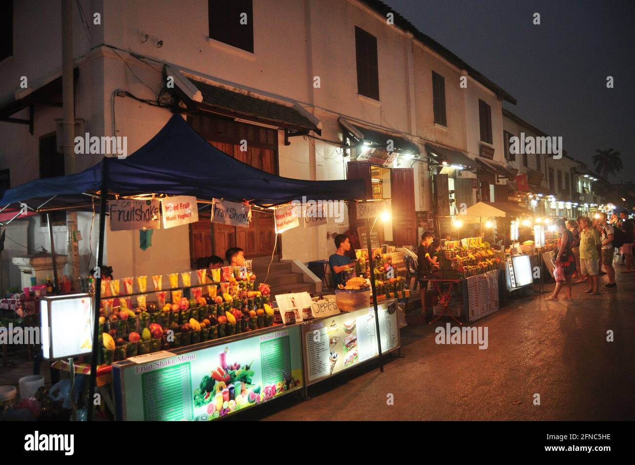 Louangphabang Street Nachtmarkt für laotische Menschen und ausländische Reisende Reise Besuch auf Sisavangvong Straße am Haw Kham königlichen Palast Und Ho Phra Bang Stockfoto