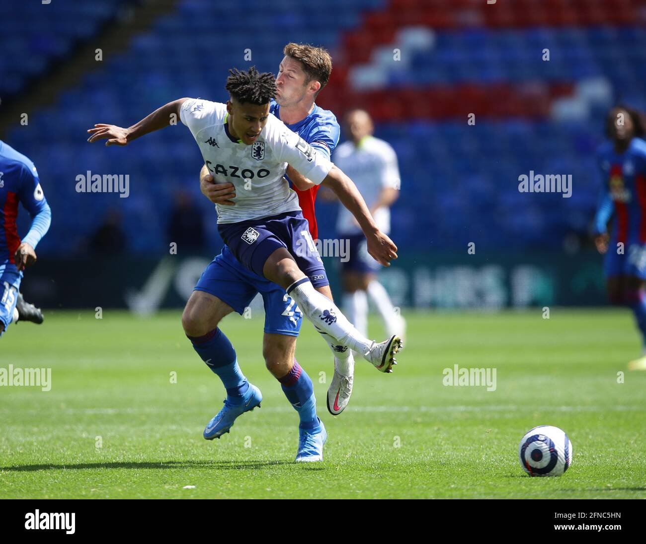 London, Großbritannien. Mai 2021. Gary Cahill von Crystal Palace tritt während des Premier League-Spiels im Selhurst Park, London, gegen Ollie Watkins von Aston Villa an. Bildnachweis sollte lauten: David Klein/Sportimage Kredit: Sportimage/Alamy Live News Stockfoto