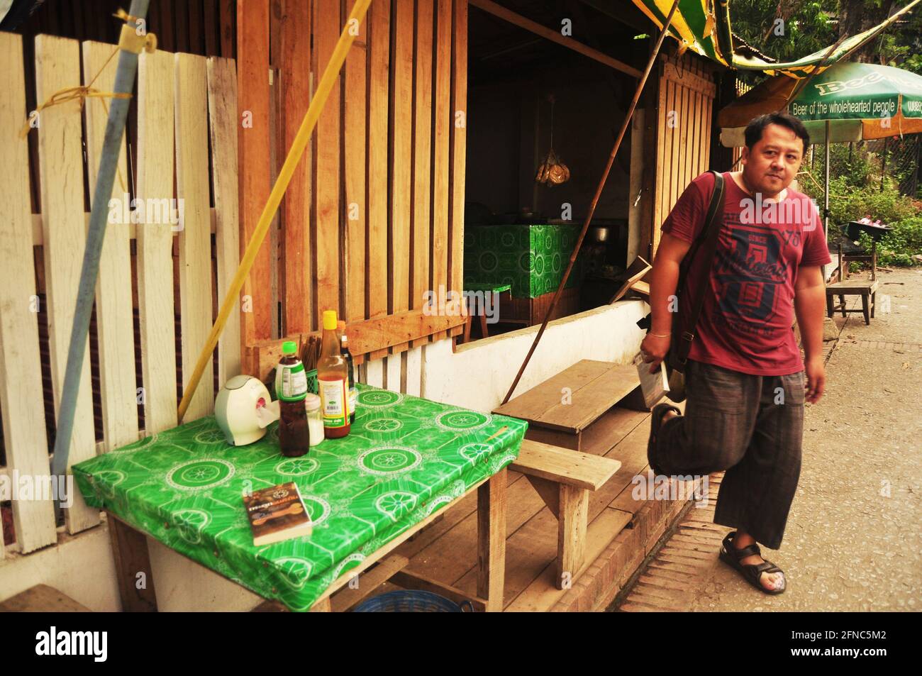 Lokales Restaurant Retro Vintage Cafe im laotischen Stil für laotische Menschen Und ausländische Reisende reisen zu besuchen und Ruhe entspannen essen trinken An der Louangphabang Street Ni Stockfoto