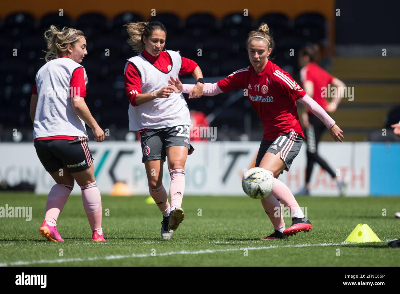 London, Großbritannien. Mai 2021. London, Großbritannien. 2. Mai: Chloe Dixon (Sheffield) erwärmt sich während des FA Women's Cup 2020-21 zwischen Tottenham Hotspur und Sheffield United am Hive. Quelle: Federico Guerra Morán/Alamy Live News Stockfoto