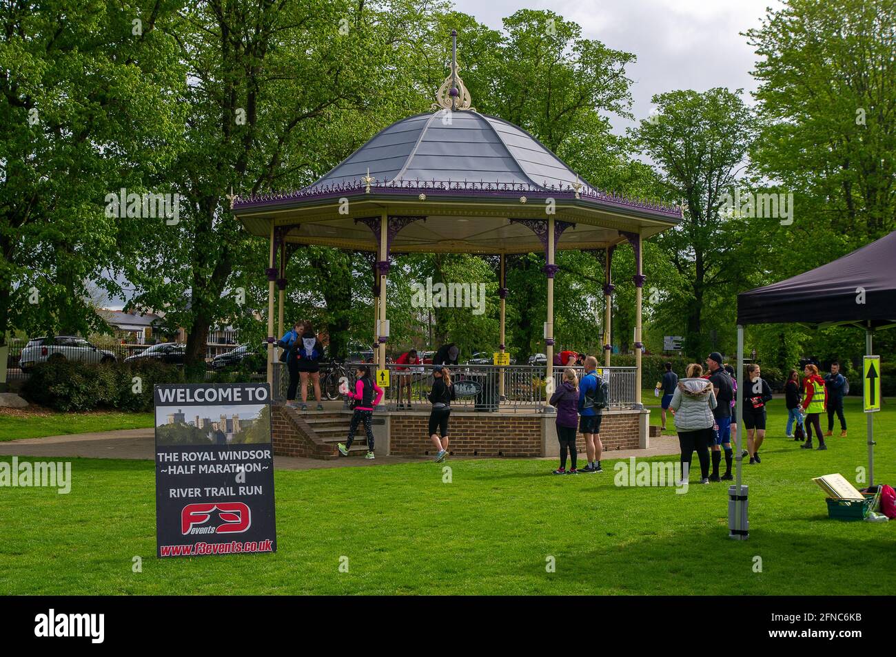 Windsor, Großbritannien. Mai 2021. Rund 700 Läufer haben heute den Royal Windsor Half Marathon River Trail betreten. Das Ziel in Alexandra Gardens, Windsor. Die Läufer waren alle sozial distanziert und konnten erst mit dem Rennen beginnen, wenn sie einzeln nach vorne gerufen wurden. Die Läufer freuten sich, nach der Aufhebung einiger der Covid-19 Coronavirus-Sperrbeschränkungen wieder bei Wettkämpfen dabei zu sein. Quelle: Maureen McLean/Alamy Live News Stockfoto