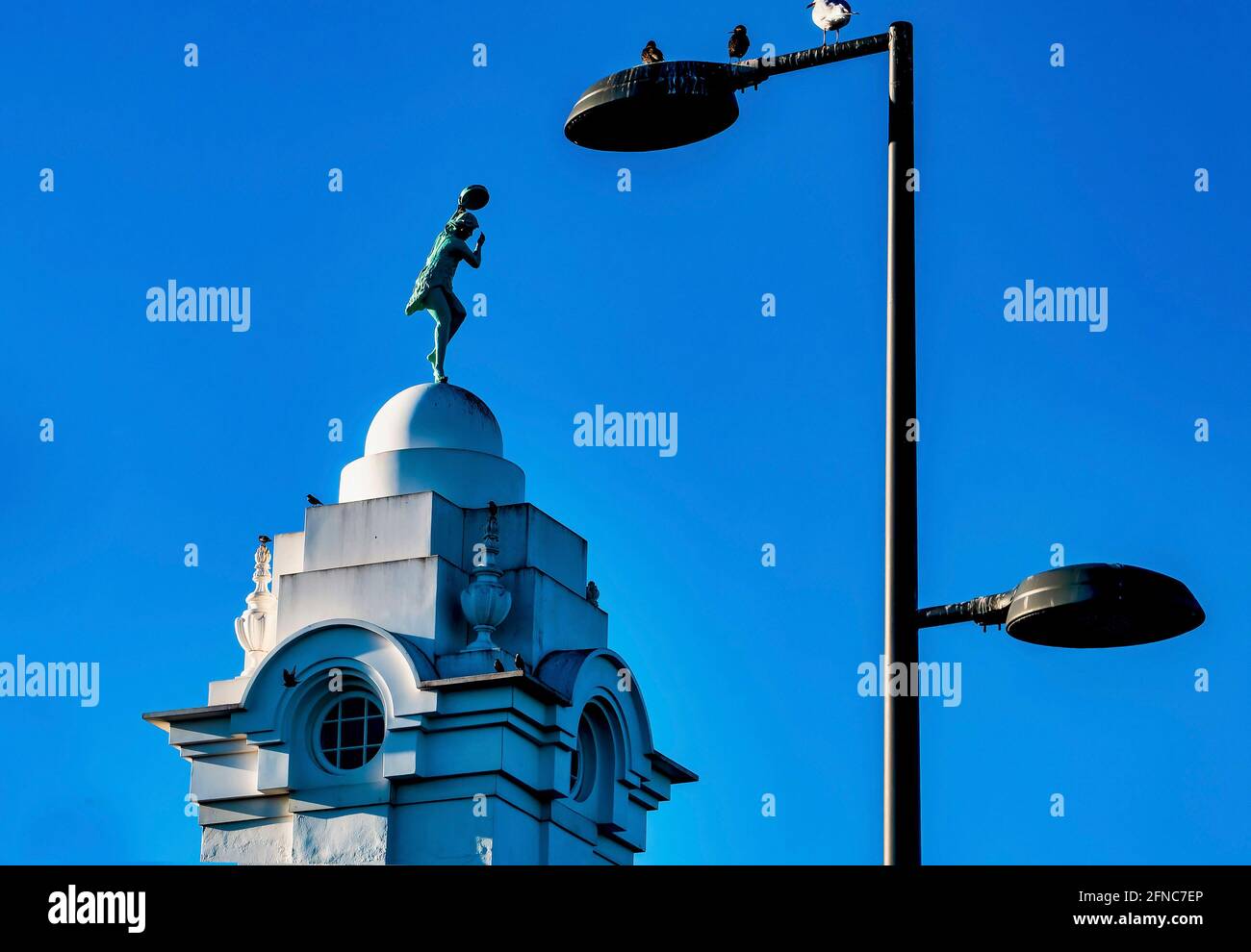 Tanzende Figur auf der Spitze der spanischen Stadt, in Whitley Bay, Tyne and Wear, England Stockfoto