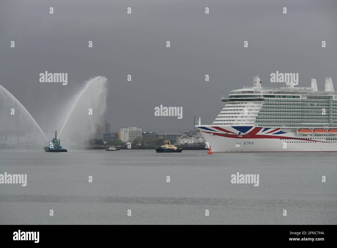 Southampton UK 16. Mai 2021. P&O Cruises, die neueste Ausgabe der Flotte Iona, kommt in Southampton bei starkem Regen vor ihrer heutigen Namenszeremonie (16-05-21) durch die Ships Godmother Dame Irene Hays in einer virtuellen Zeremonie an, die eine Live-Performance von Sänger Gary Barlow beinhalten wird und von DJ und Sender Jo Whiley moderiert wird. Dame Hays gründete Hays Travel 1980 mit ihrem Mann John, der im November 2020 plötzlich starb. Die Iona von P&O ist das größte für den britischen Markt gebaute Kreuzschiff und kann 5200 Passagiere und 1800 Besatzungen aufnehmen, sie ist 344 m lang. Sie ist auch das erste britische Kreuzschiff, das Pow ist Stockfoto