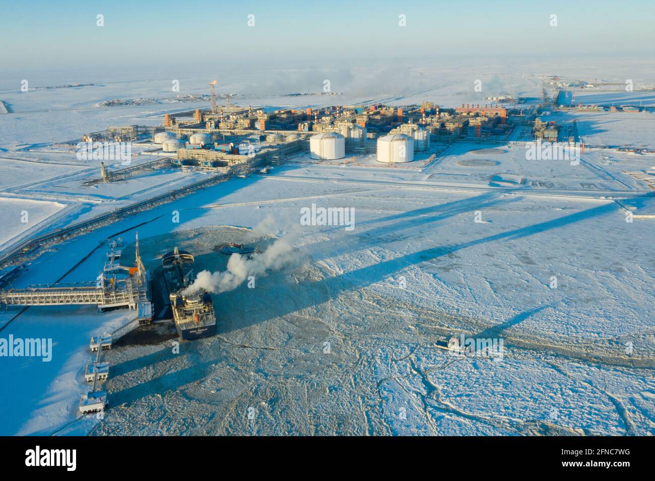 Sabetta, Region Tjumen, Russland - 31. März 2021: Erdgasverarbeitungsanlage in Russland. Eine Pflanze im hohen Norden. Stockfoto